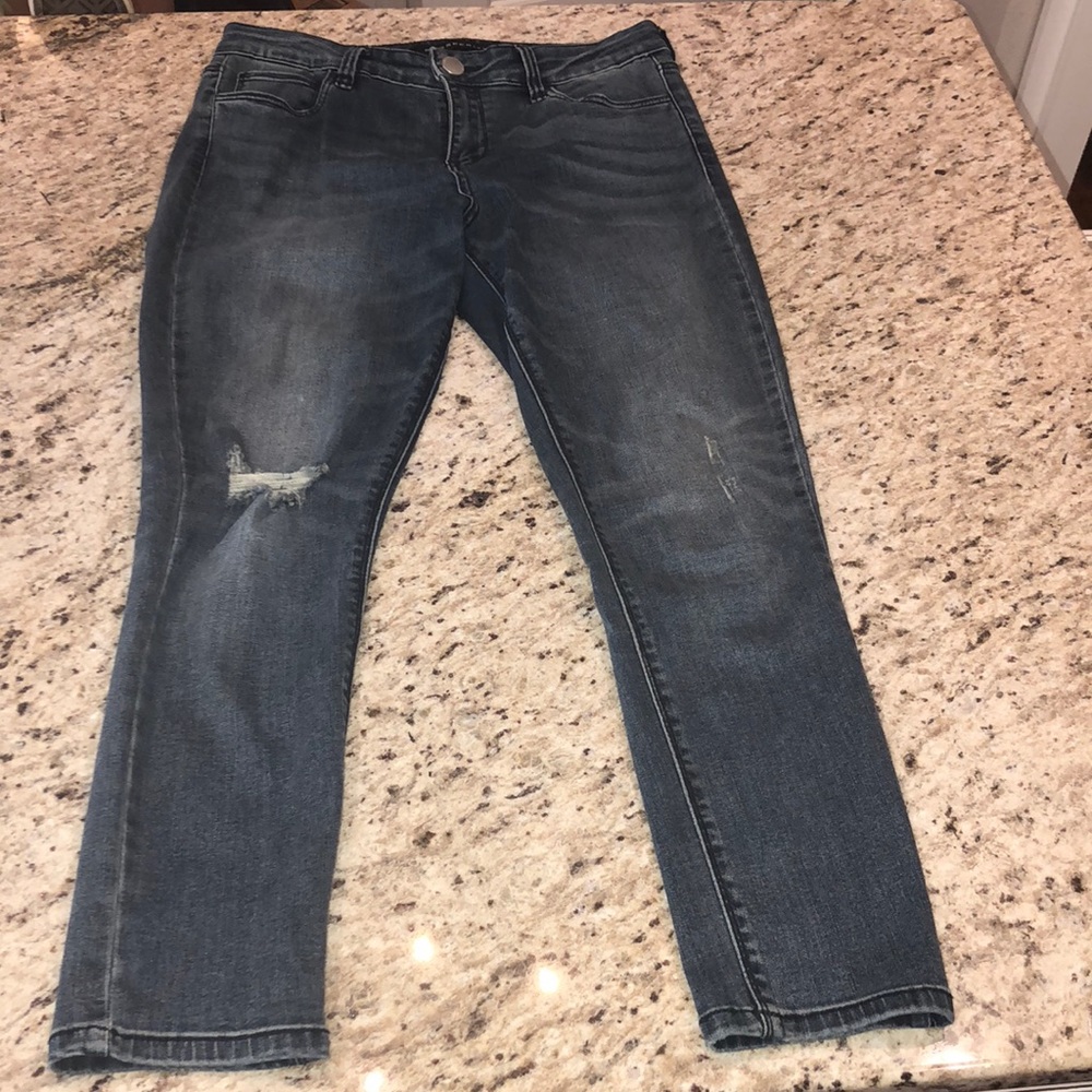 Distressed ankle jeans.